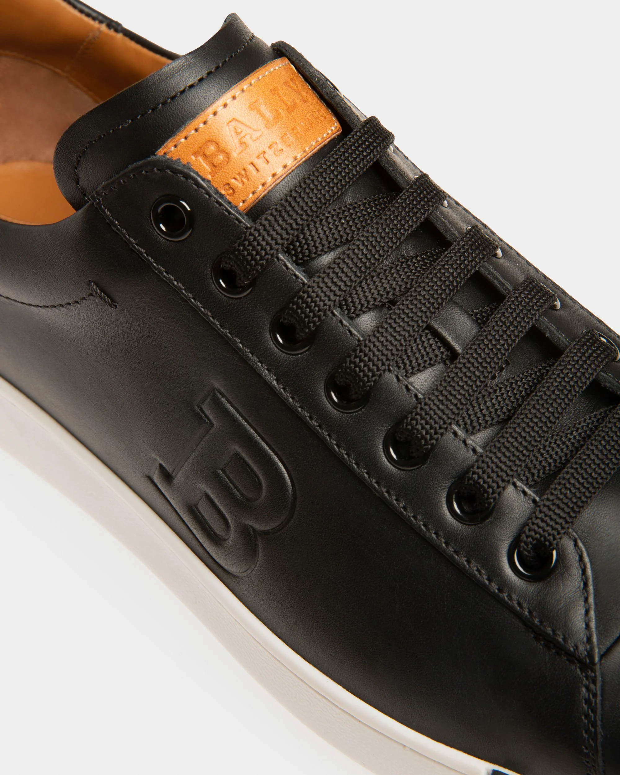 Asher Men's Leather Trainer In Black - Image 6