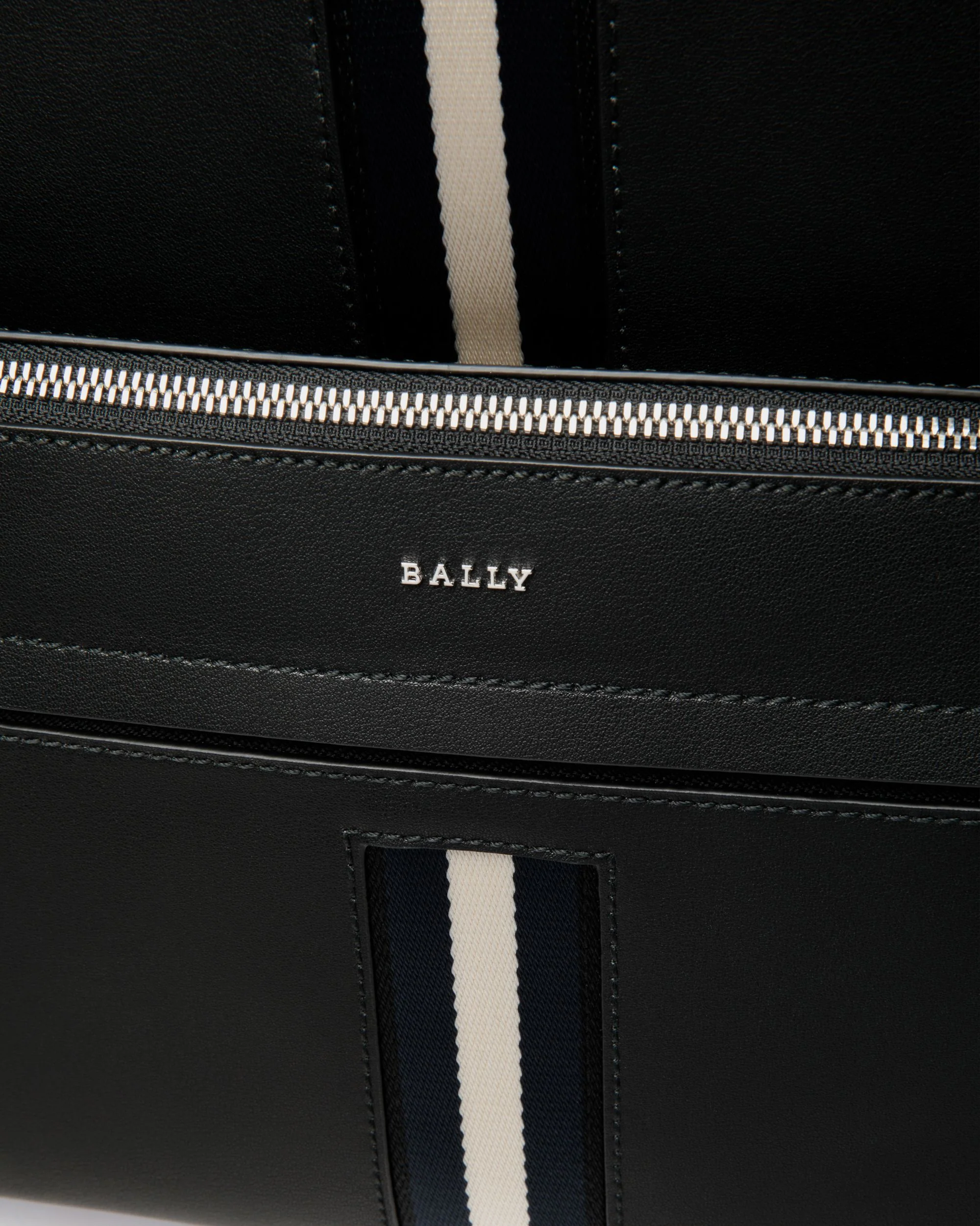 Backpack in Black Leather - Image 5