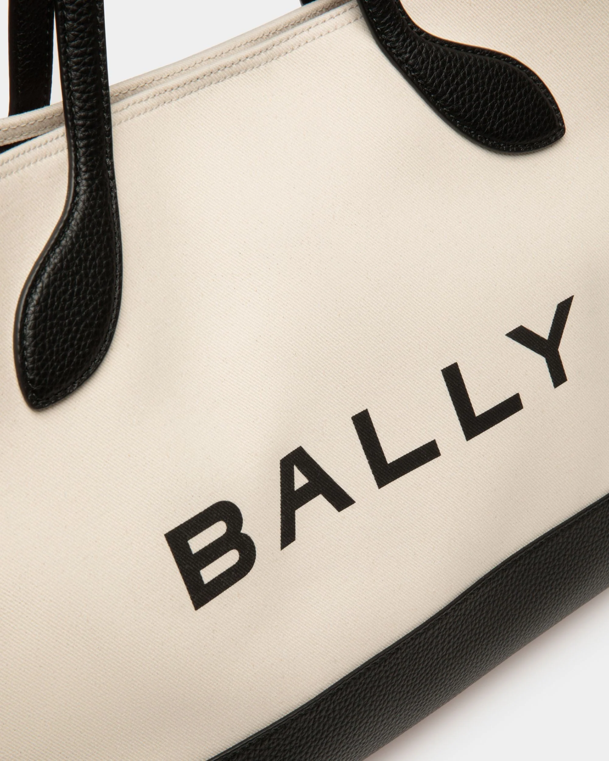 Bar Tote Bag In Natural And Black Fabric - Image 5