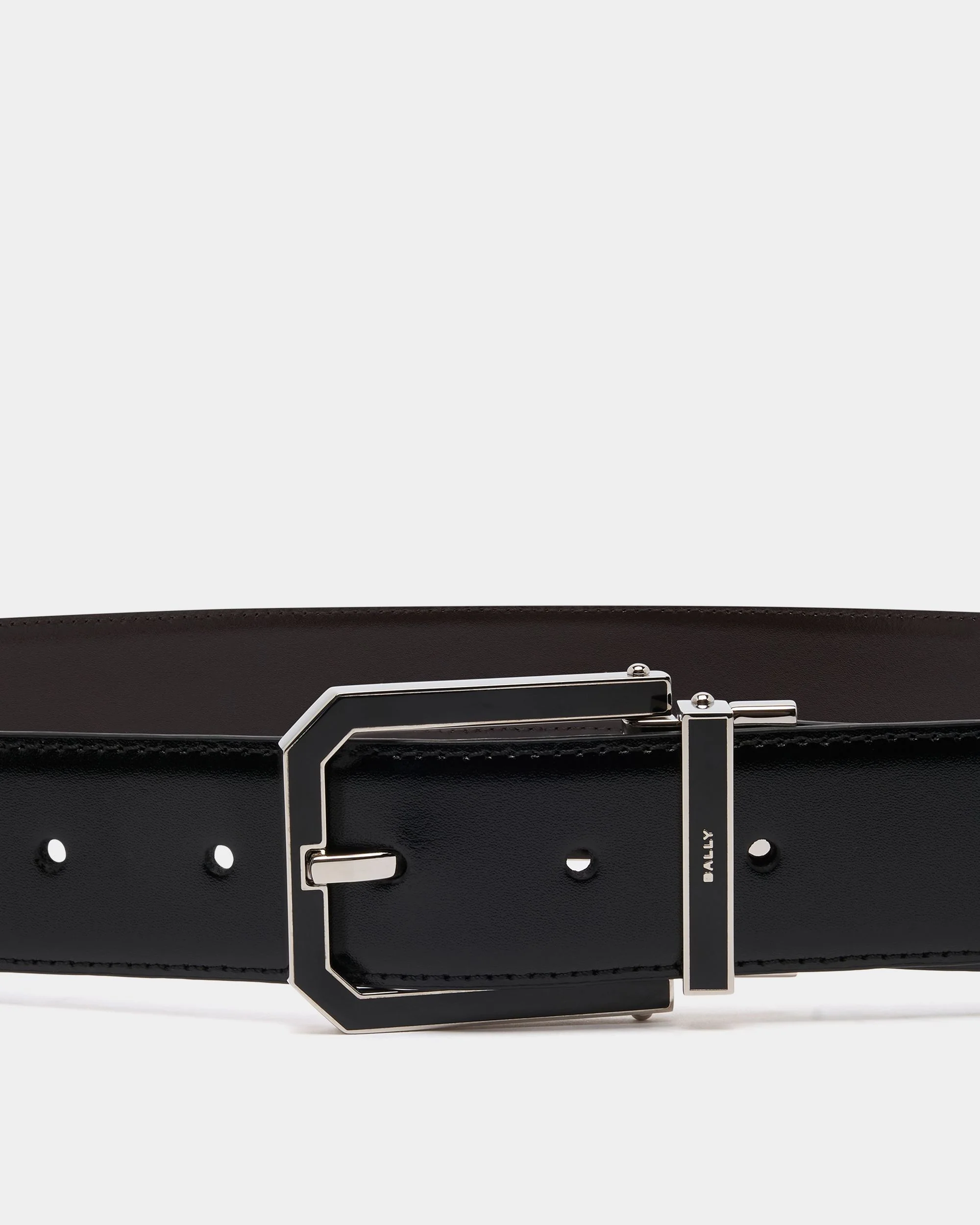 Beryl 35mm Reversible And Adjustable Belt in Black And Deep Burgundy Leather - Image 3