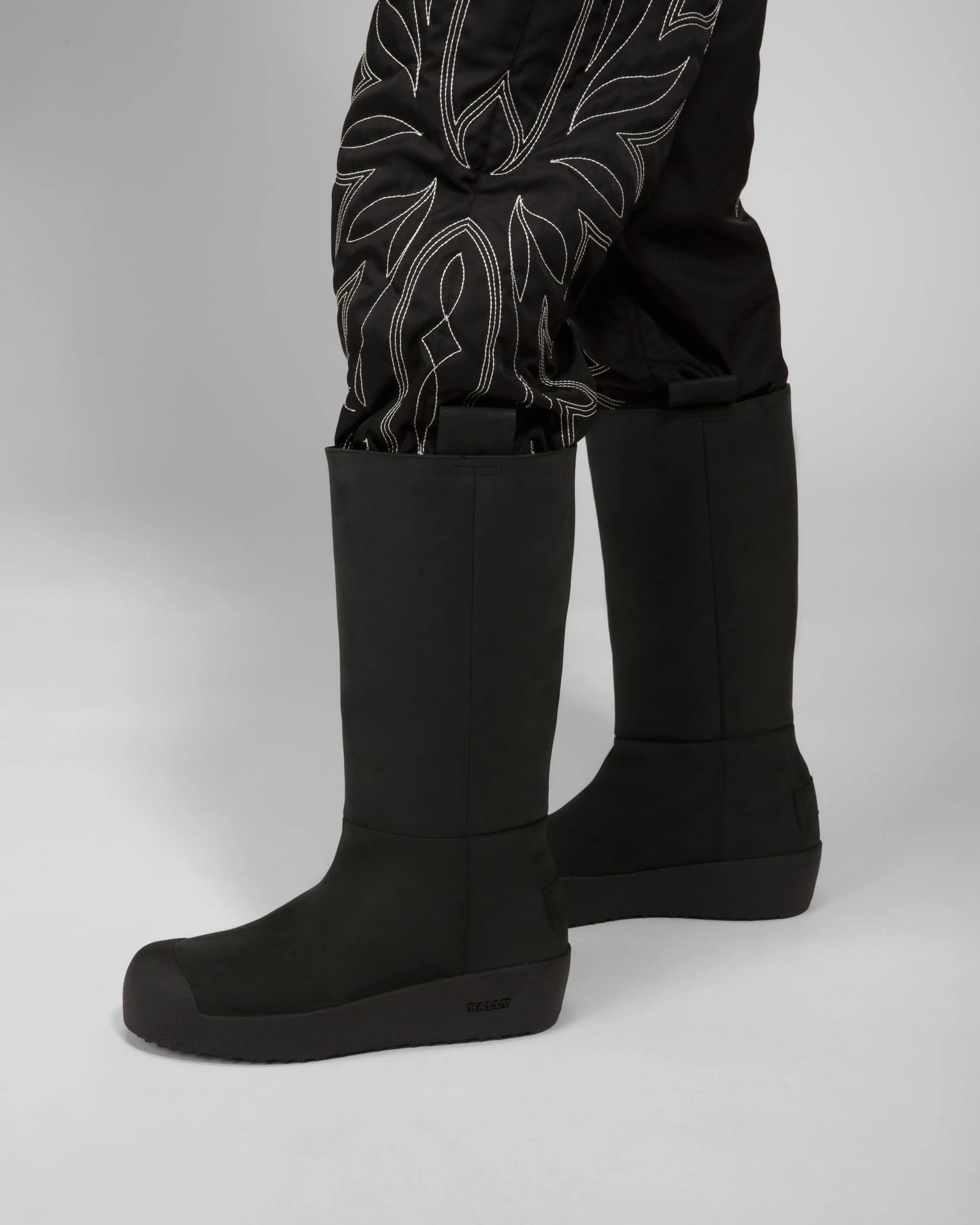 Jackson Leather Snow Boots In Black - Image 11