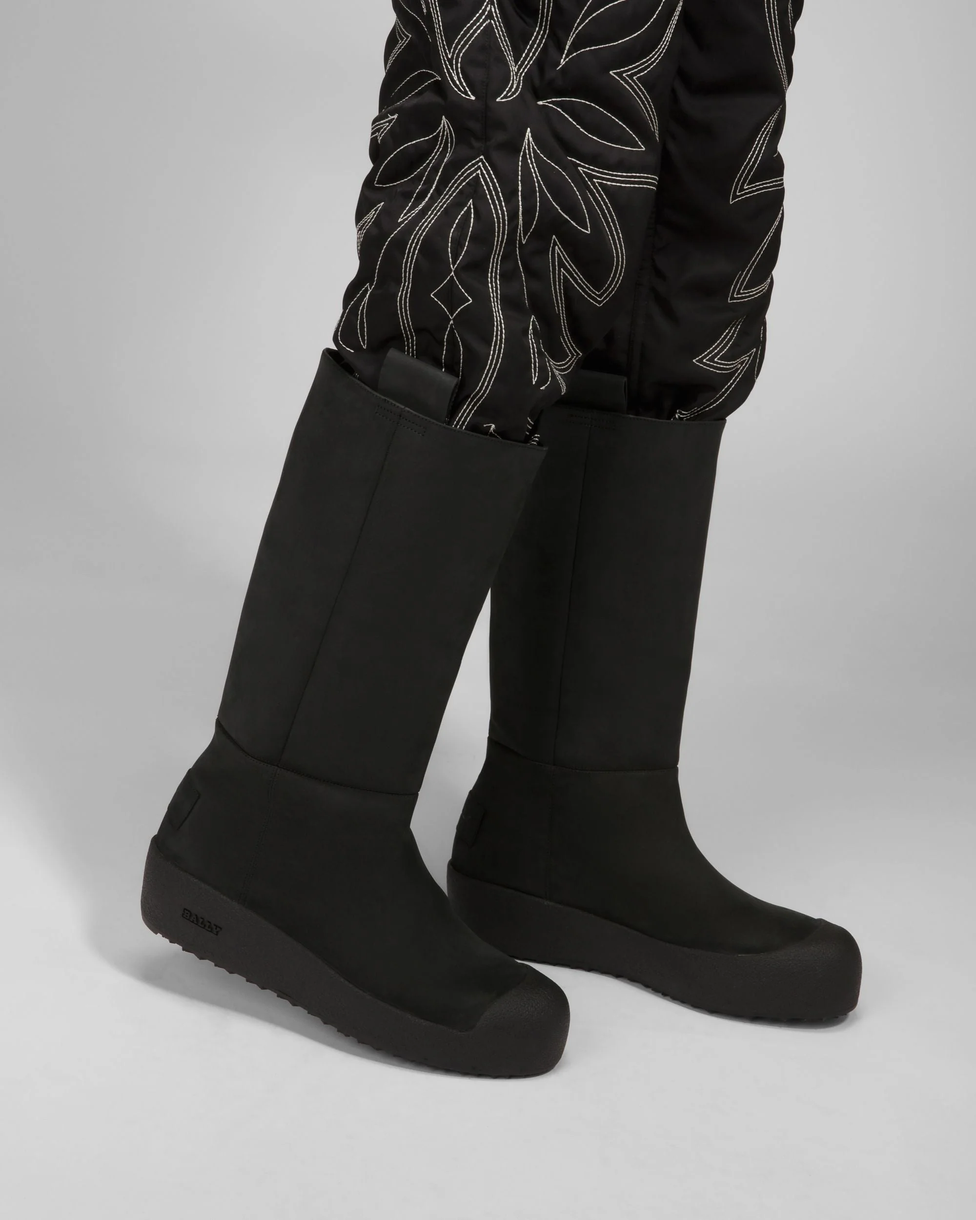 Jackson Leather Snow Boots In Black - Image 15