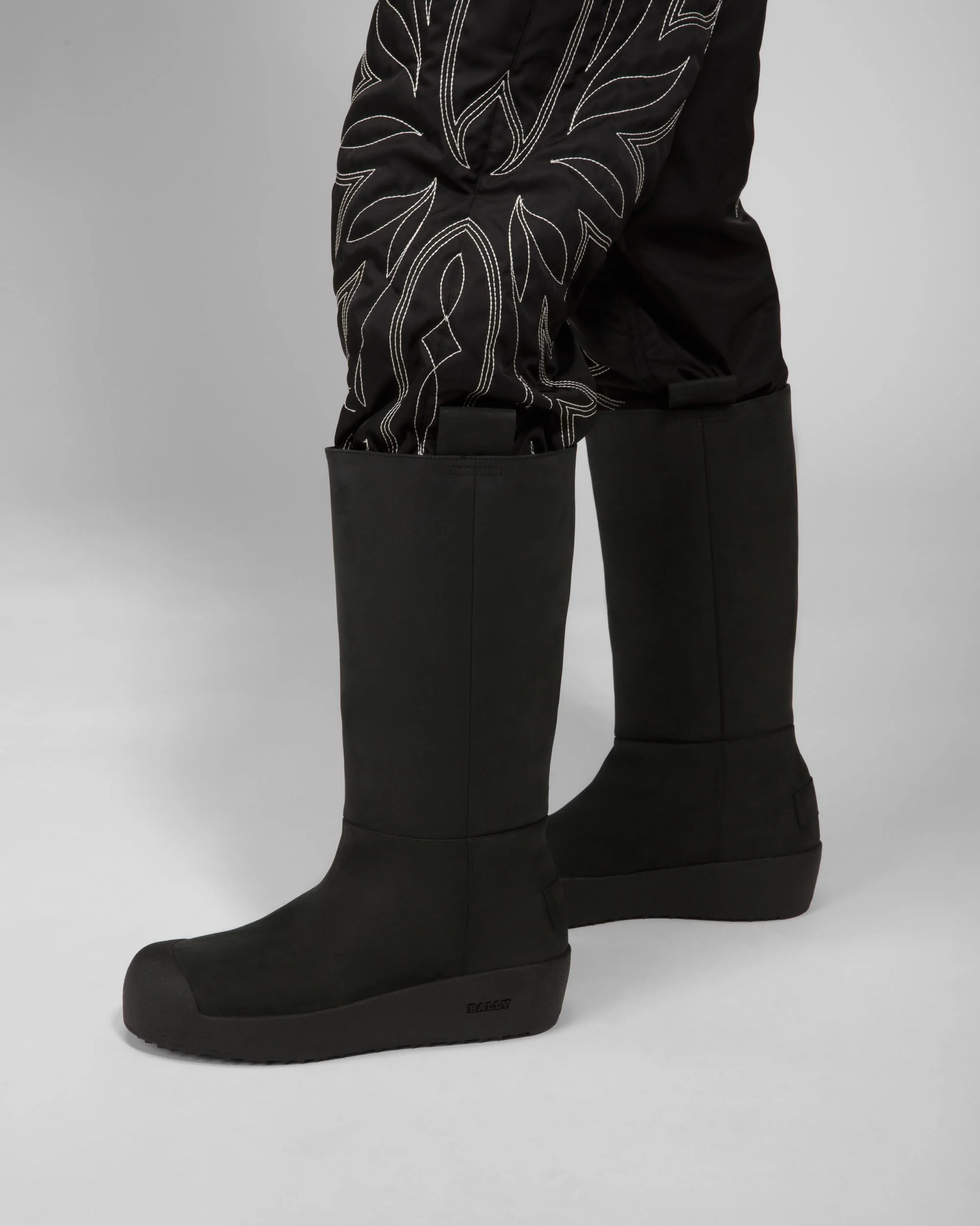 Jackson Leather Snow Boots In Black - Image 2