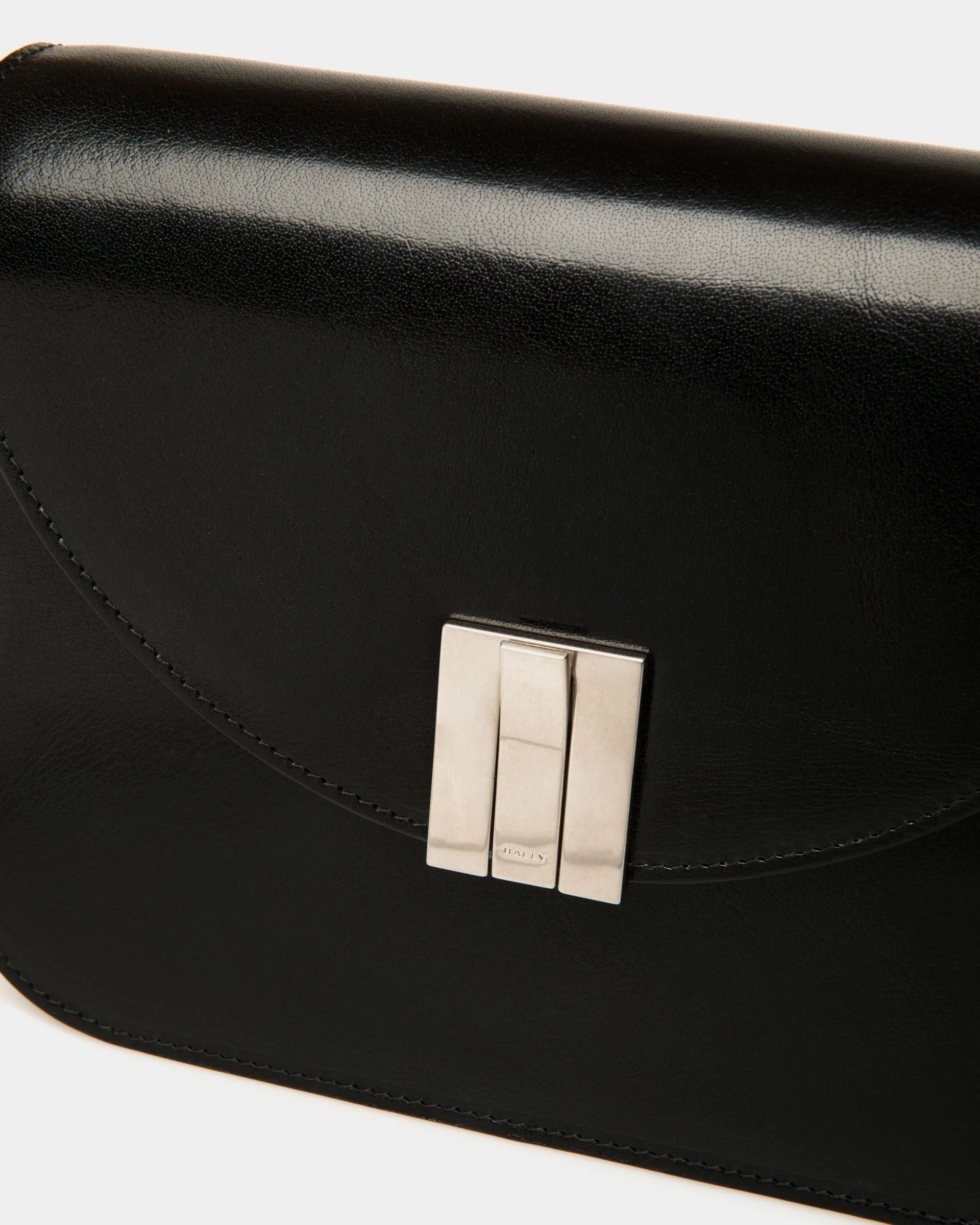 Ollam Crossbody Bag In Black Leather - Image 5