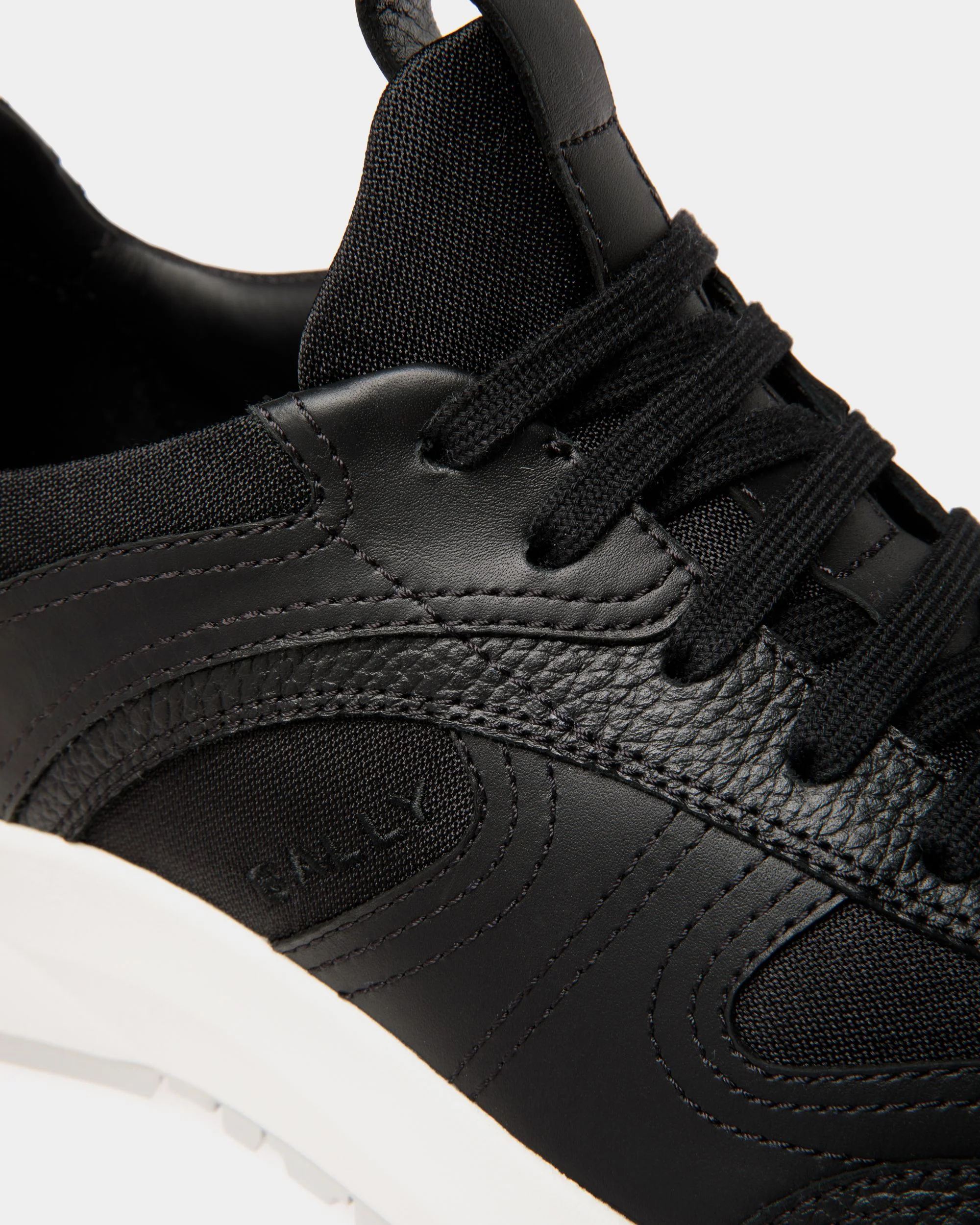Outline Sneaker In Black And White Leather And Nylon - Image 4