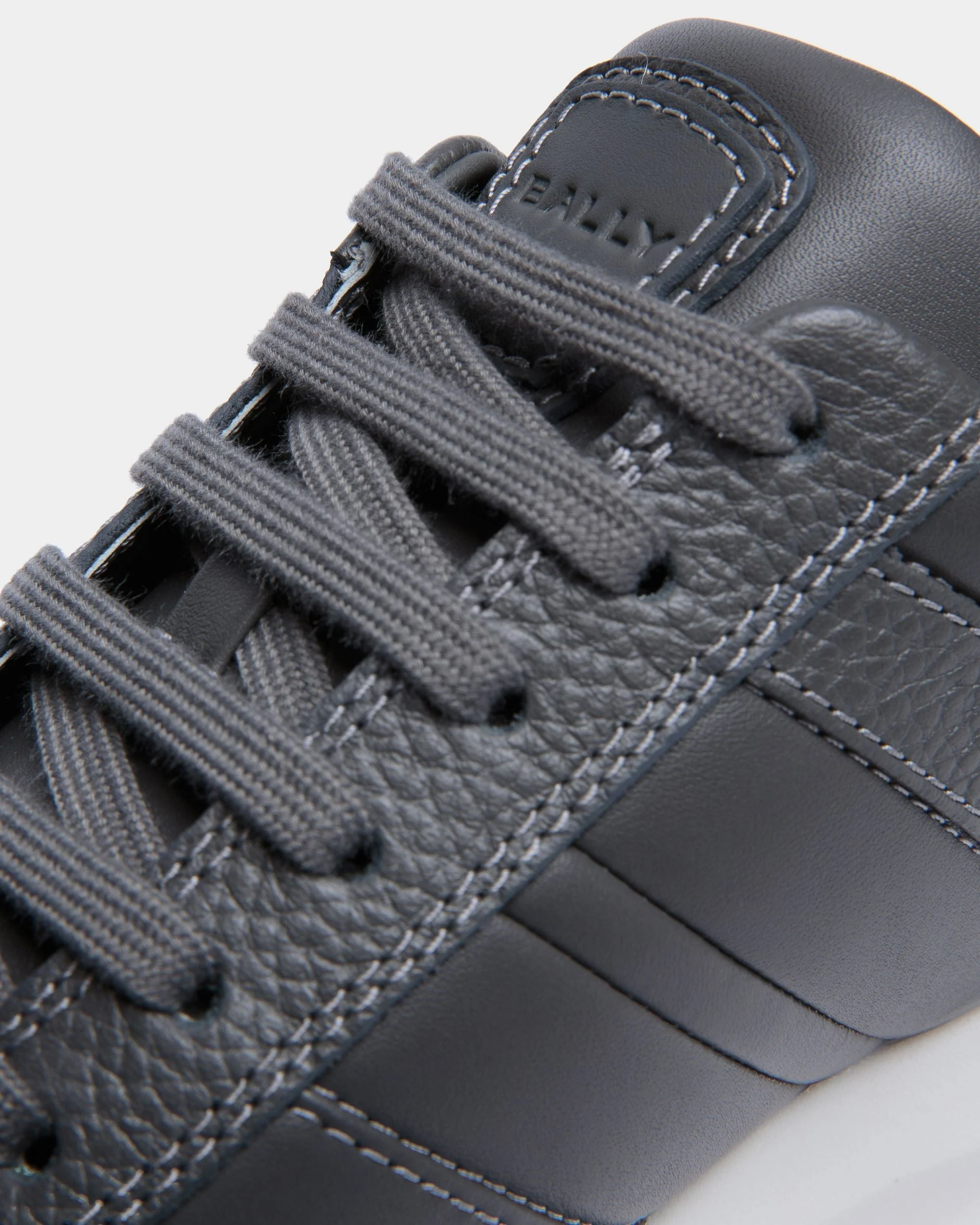 Outline Sneaker In Grey Grained Leather - Image 5
