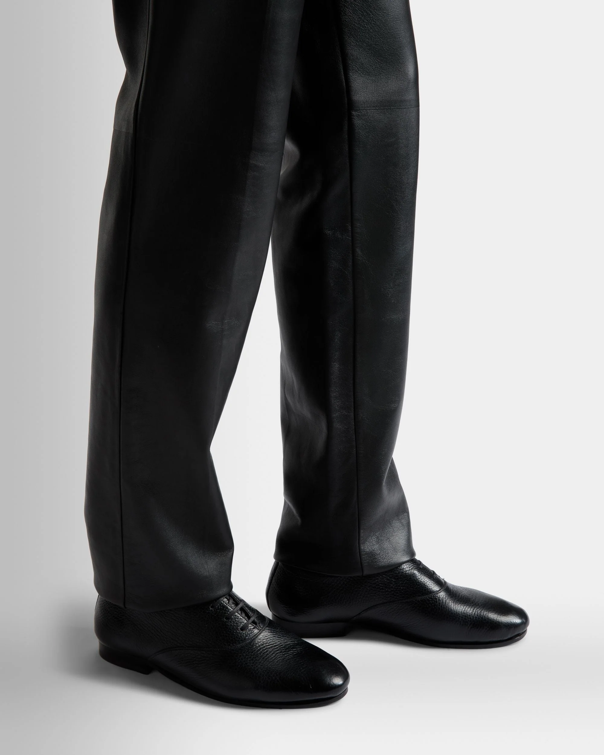 Pinte Oxfords In Black Leather - Image 2