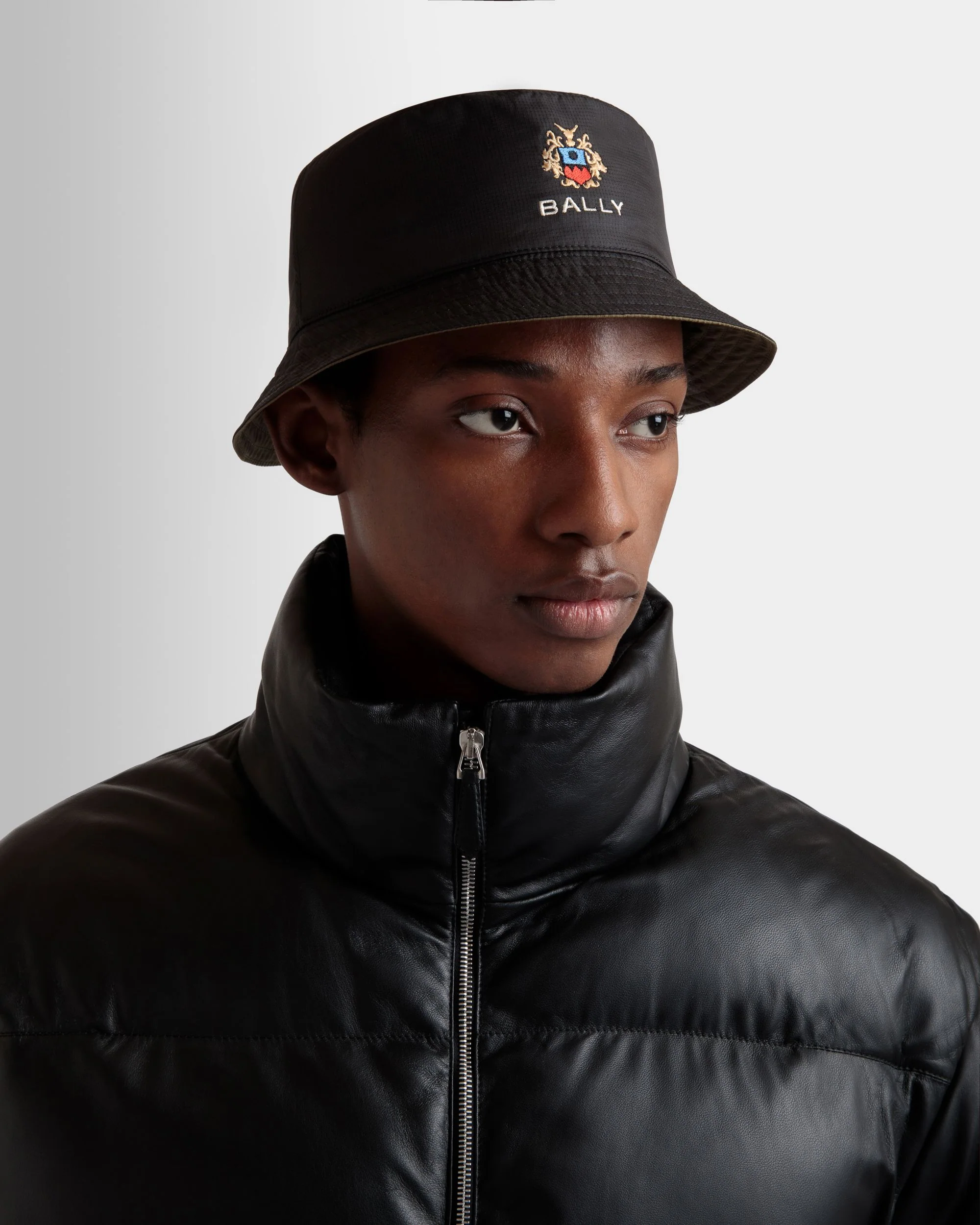 Reversible Bucket With Bally Crest Logo In Black And Olive Green Technical Fabric - Image 2