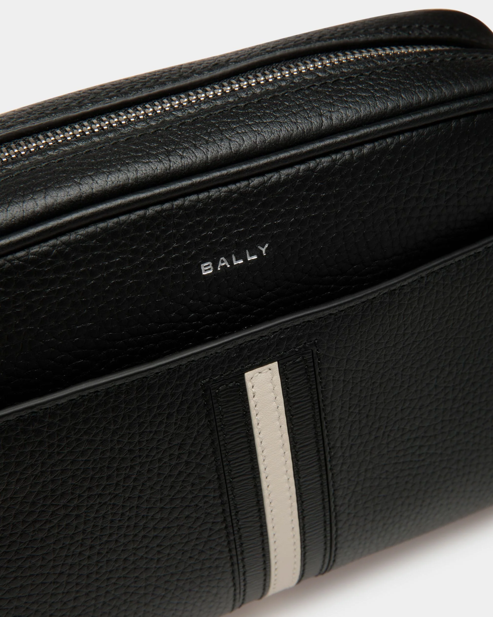 Ribbon Toiletry Bag In Black Leather - Image 5
