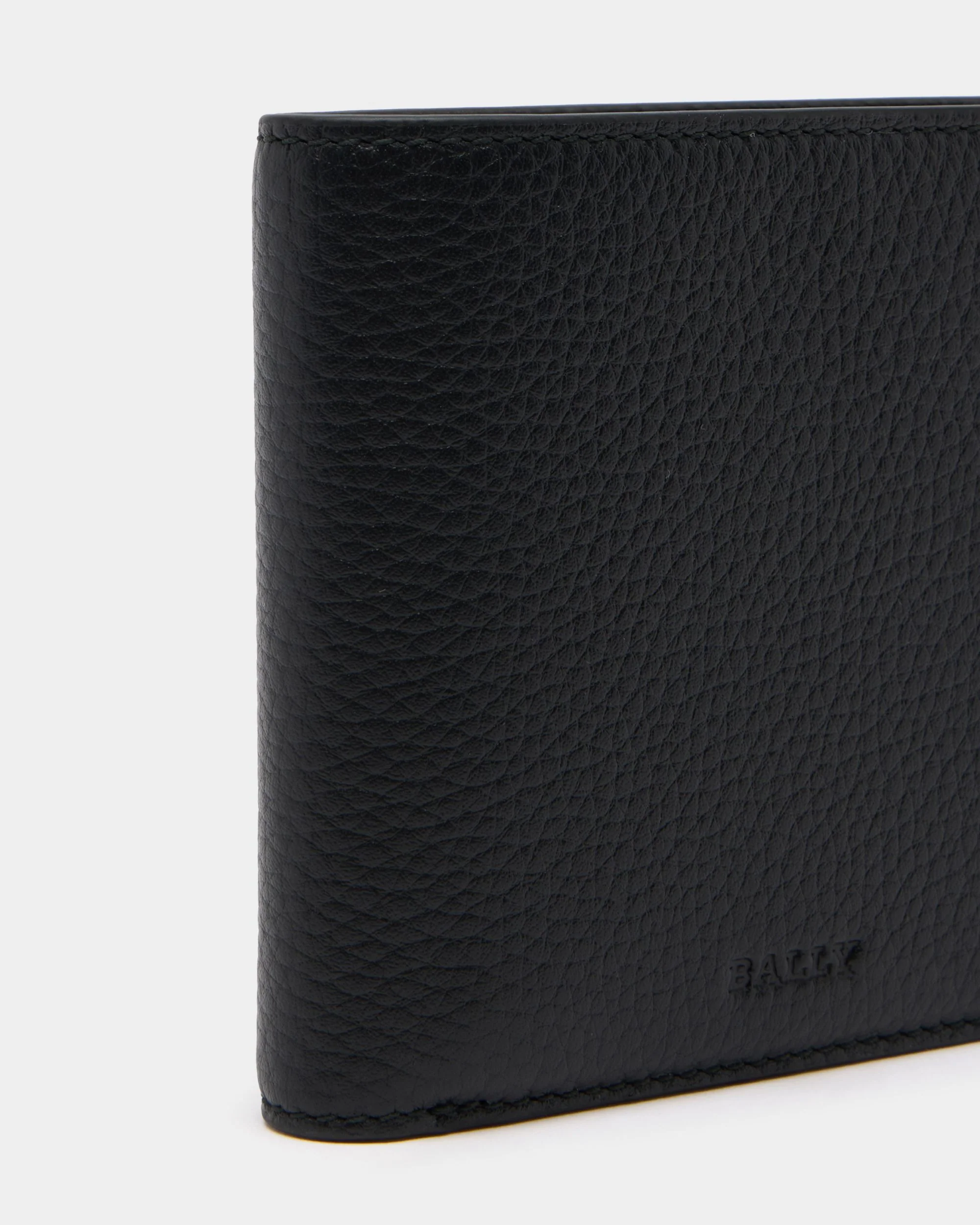 York Bifold Wallet in Black Grained Leather - Image 4